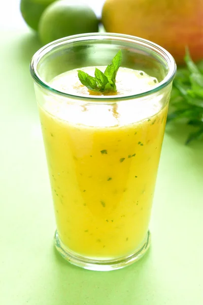 Cooling Mango mint smoothie — Stock Photo, Image