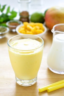 Mango lassi güler yüzlü içki.