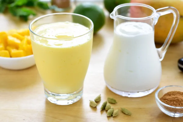 Mango lassi smoothie nápoje. — Stock fotografie