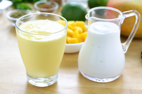 Mango lassi smoothie drink. — Stock Photo, Image