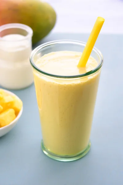 Mango lassi koktajl napój. — Zdjęcie stockowe