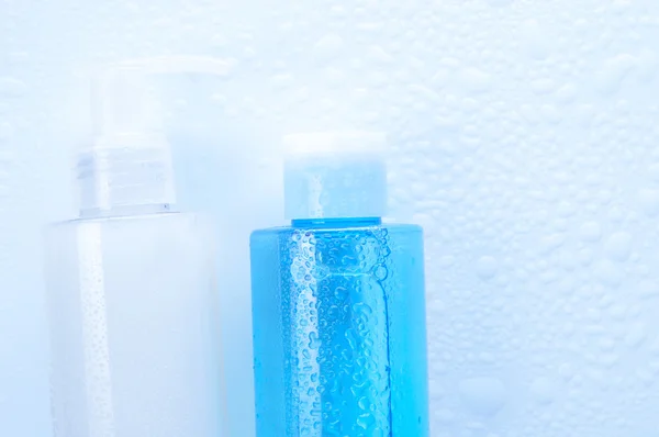 Gel detergente viso, toner con gocce d'acqua . — Foto Stock