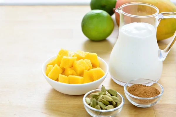 Mango lassi ingredientes smoothie . — Foto de Stock