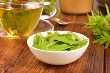 Lemon verbena yaprakları ve çay tablo.