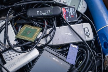 Ojcow, Polonya - 18 Ağustos. Karton kutu dolusu elektronik atık, eski cep telefonları, akıllı telefonlar, karmaşık kablolar ve e-atık toplama noktasında geri dönüşüme hazır bir ağız sulandırıcı..