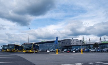 Katowice, Polonya, 7 Mayıs 2024, Katowice Havaalanı 'nın dış manzarası, ön planda otopark ve havaalanı otobüsleri, ulaşım ve seyahat altyapısı, editoryal görüntü