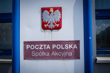 Katowice, Polonya, 4 Mayıs 2024, Poczta Polska hisse senedi şirketine yakın bina cephesinde Polonya arması imzası, editoryal imaj, insan yok.