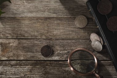 Numismatikler. Tahta masadaki eski koleksiyon paraları. Üst Manzara. Metninizin alanını kopyala.