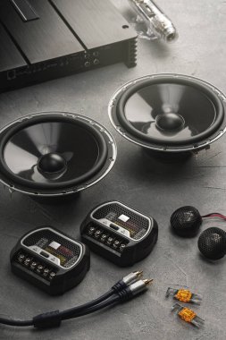 Araba sesi, araba hoparlörleri, subwoofer ve aksesuarlar. Üst görünüm.