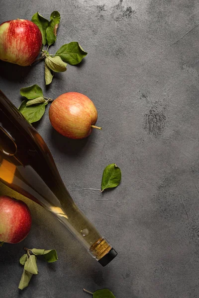 Manzanas Frescas Maduras Vinagre Manzana Sidra Manzana Una Botella Vidrio — Foto de Stock