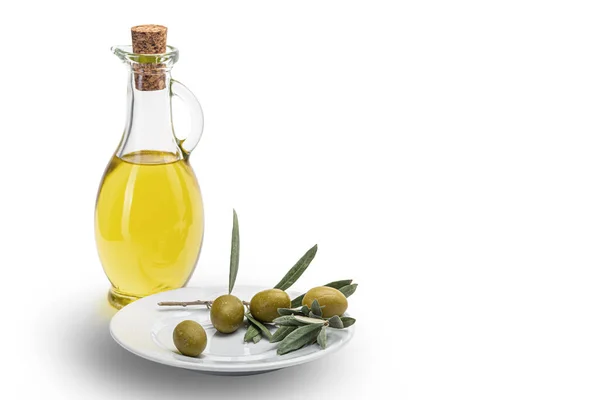 Olivenöl Einer Glasflasche Und Oliven Einem Weißen Keramikteller Weißer Hintergrund — Stockfoto