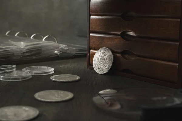 Numismática Antiguas Monedas Coleccionables Plata Sobre Una Mesa Madera Coleccionista — Foto de Stock