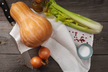 Balkabağı ve ahşap masada balkabağı kremalı çorba yapmak için malzemeler. Üst görünüm.