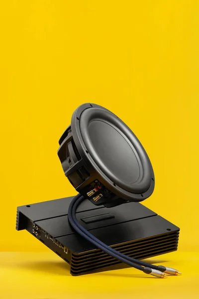 Araba sesi, araba hoparlörleri, subwoofer ve aksesuarlar. Sarı arkaplan.