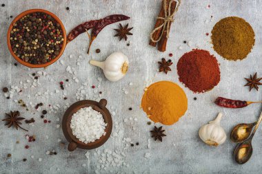 Renkli baharatlardan oluşan ahşap bir masa. Üst görünüm.