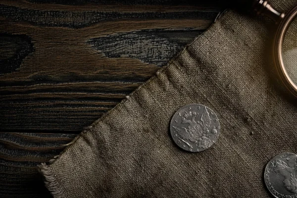 Numismatikler. Masanın üzerinde eski koleksiyonluk gümüş paralar var. Üst görünüm.