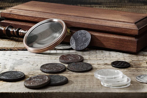 Numismática Antiguas Monedas Coleccionables Una Mesa Madera Fondo Oscuro — Foto de Stock