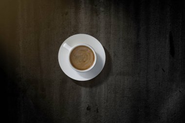 Masanın üzerinde bir fincan kahve. Üst Manzara. Metninizin alanını kopyala