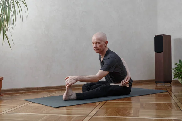 Yoga Pratica Esercizio Concetto Classe Uomo Che Yoga — Foto Stock