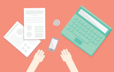 Masaüstü kağıtları, uçaklar, laptop, o kahve ile