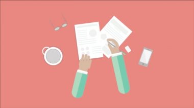 İş adamlarının orta bölümü raporları ve çizelgeleri analiz ediyor