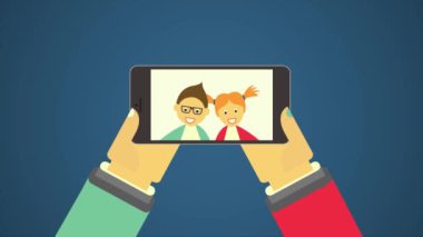 Mutlu genç kız ve oğlan akıllı telefonla selfie çekiyorlar.