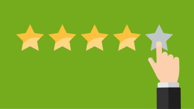 Yeşil arka planda beş altın yıldıza el basıyorum. Beş yıldız kalite derecelendirme simgesi.