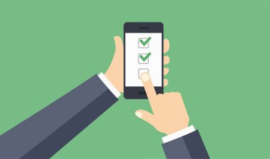 El ele tutuşan siyah cep telefonu yeşil ekranda izole edilmiş işaretli..