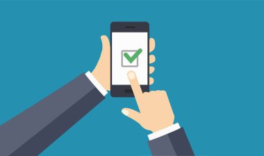 El ele tutuşan siyah cep telefonu işaretli işaretli mavi ekranda izole edilmiş..