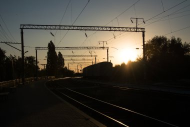 Gün batımında kargo treni platformu