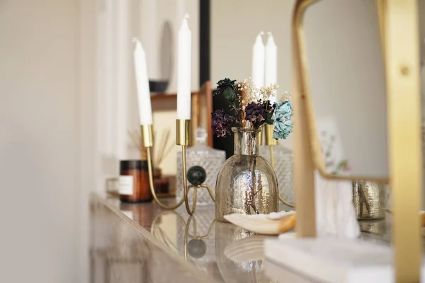 Decoração de interiores em casa. Frasco de vidro com flores secas, vaso e vela — Fotografia de Stock