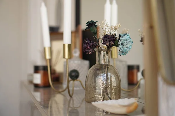 Home interior decor. Glass jar with dried flowers, vase and candle — Stock Photo, Image