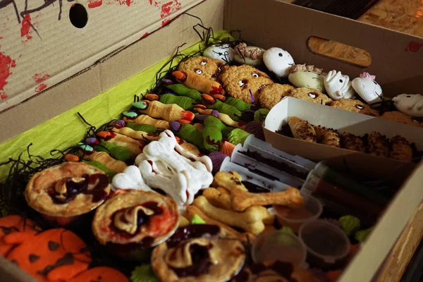 ชุดคัพเค้กเทศกาลฮาโลวีนและขนมและขนมในกล่อง — ภาพถ่ายสต็อก