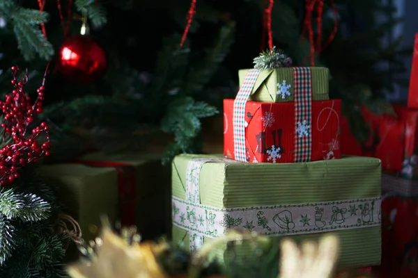 Hermosas cajas de regalo verdes y rojas de Navidad bajo el árbol de Navidad —  Fotos de Stock