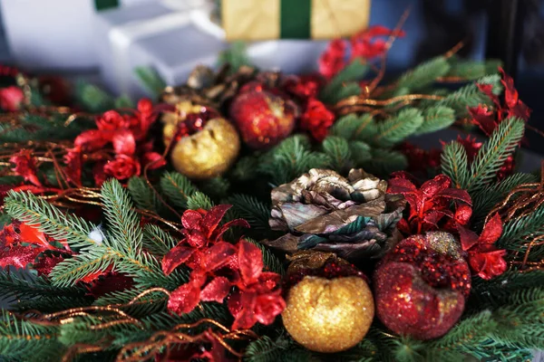 Grinalda de Natal - decorações de Natal feitas à mão de ramos de pinheiro — Fotografia de Stock