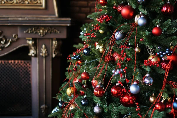 Weihnachtsschmuck, Weihnachtsbaum mit bunten Kugeln — Stockfoto