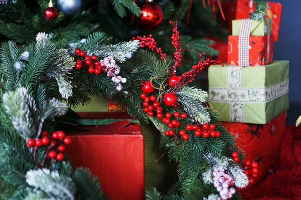 Decoraciones de Navidad, Árbol de Navidad con bolas de colores —  Fotos de Stock