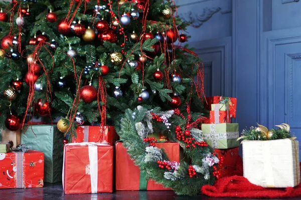 Addobbi natalizi, albero di Natale con palline colorate — Foto Stock