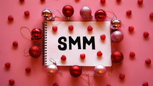 Napis SMM w notatniku na różowym tle świątecznym — Zdjęcie stockowe