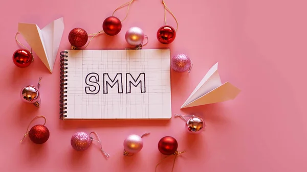 Napis SMM w notatniku na różowym tle świątecznym — Zdjęcie stockowe