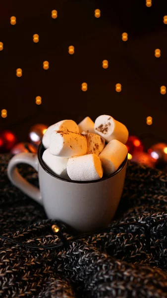 Christmas hot chocolate with marshmallow with lights bokeh — Stock Photo, Image