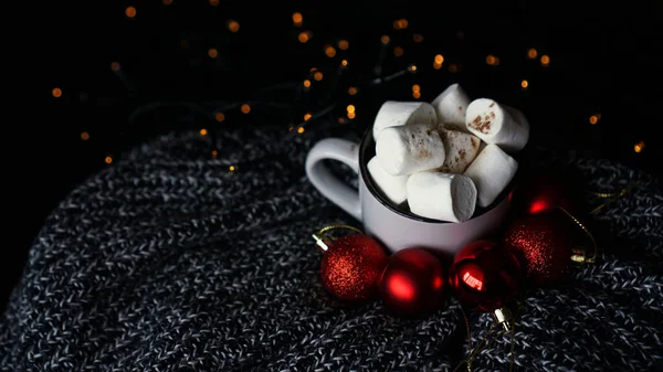 Caneca de chocolate quente com marshmallow em um fundo escuro — Fotografia de Stock