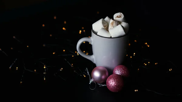 Taza de chocolate caliente con malvavisco sobre un fondo oscuro — Foto de Stock