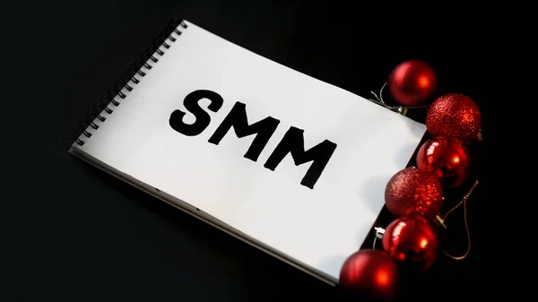 Siyah arkaplanda bir dizüstü bilgisayarda SMM yazılıdır — Stok fotoğraf