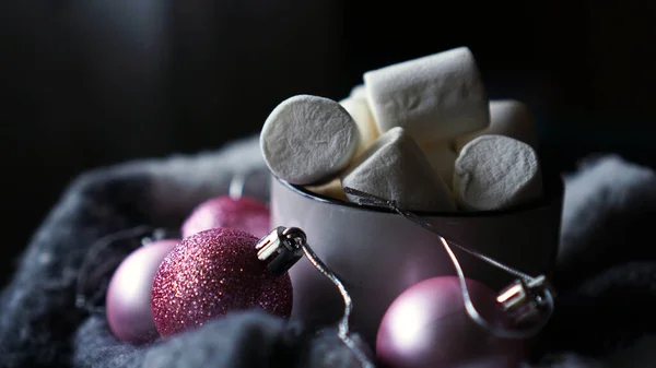 Becher mit heißer Schokolade mit Eibisch auf dunklem Hintergrund — Stockfoto