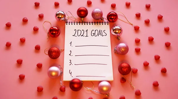 Goal list for 2021. Pink background with Christmas balls — Stock Photo, Image