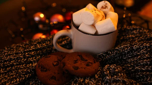 Taza con malvaviscos y galletas de chispas de chocolate sobre fondo oscuro de Navidad — Foto de Stock
