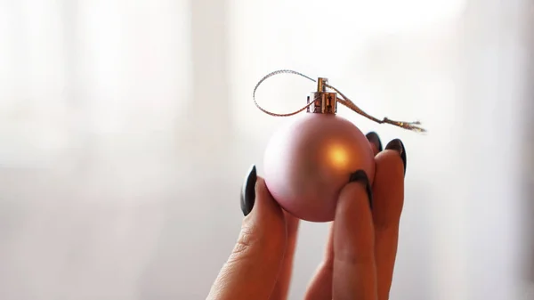 Christmas boll på handen med suddig bakgrund — Stockfoto