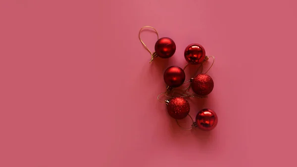 Šest vánoční červené koule na růžové — Stock fotografie