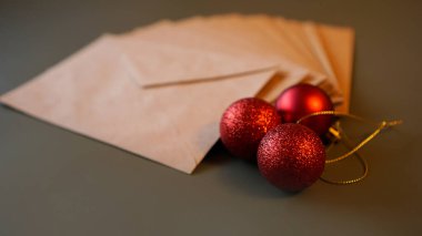 Noel kompozisyonu. Zarflar ve kırmızı toplar